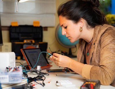 El invento de una joven española para detectar el cáncer de mama en casa mediante la orina