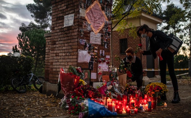 Homenaje improvisado en el lugar en el que tendría que estar la placa en recuerdo de Cristina Ortiz, La Veneno