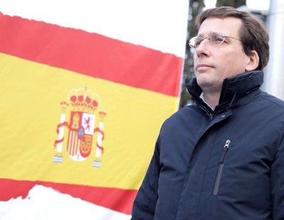 Almeida gasta 17.000 euros en instalar otra bandera de España en una rotonda de Madrid