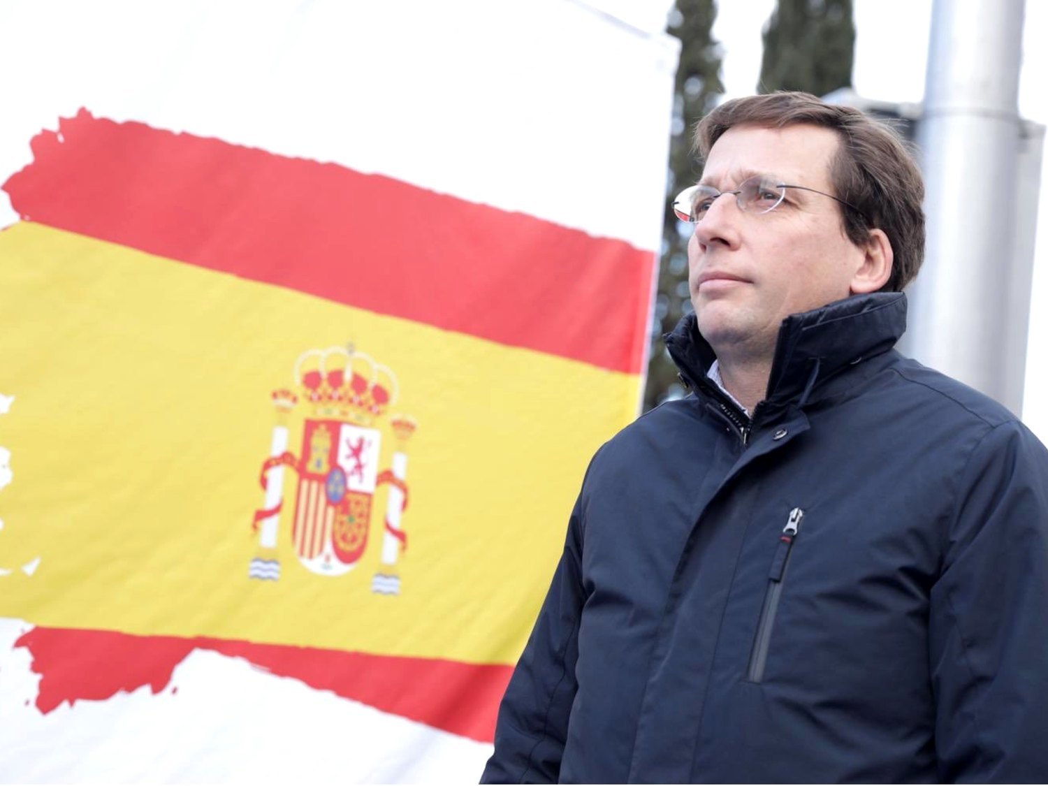 Almeida gasta 17.000 euros en instalar otra bandera de España en una rotonda de Madrid