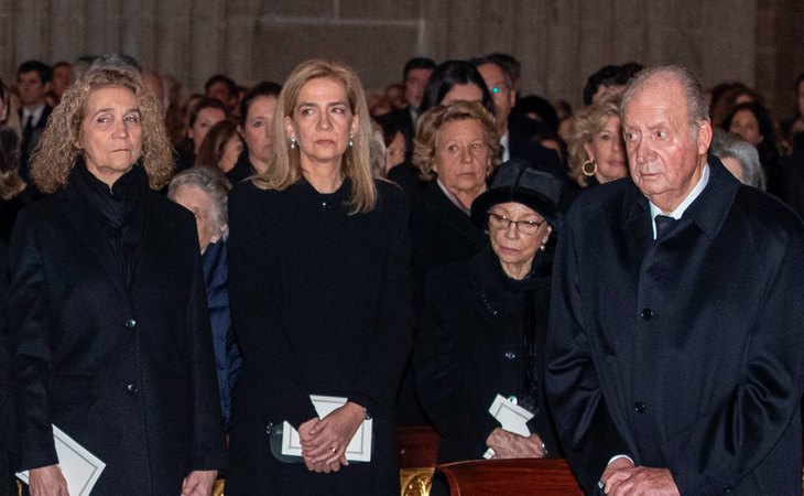 El rey Juan Carlos, junto a sus hijas, las infantas Elena y Cristina