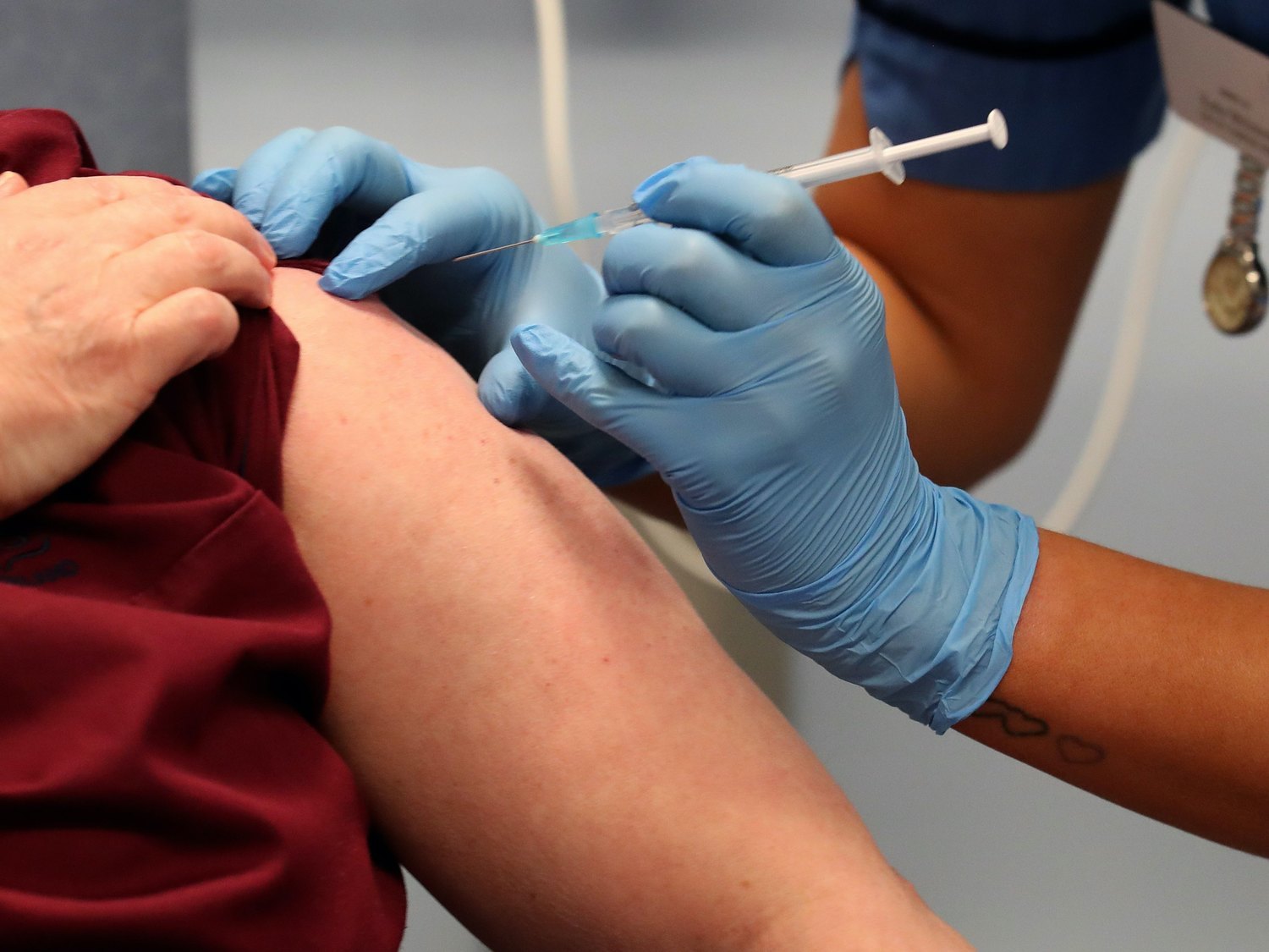 Reino Unido pide a los alérgicos que no se vacunen contra la Covid-19 tras registrar reacciones adversas