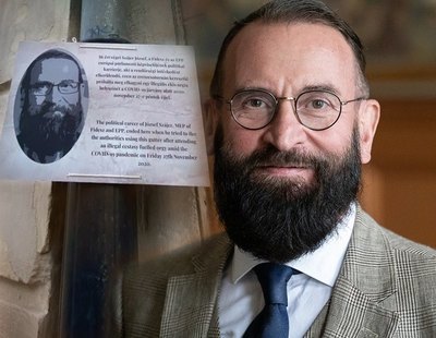 Colocan una placa conmemorativa en la cañería por la que intentó huir de la orgía el eurodiputado húngaro