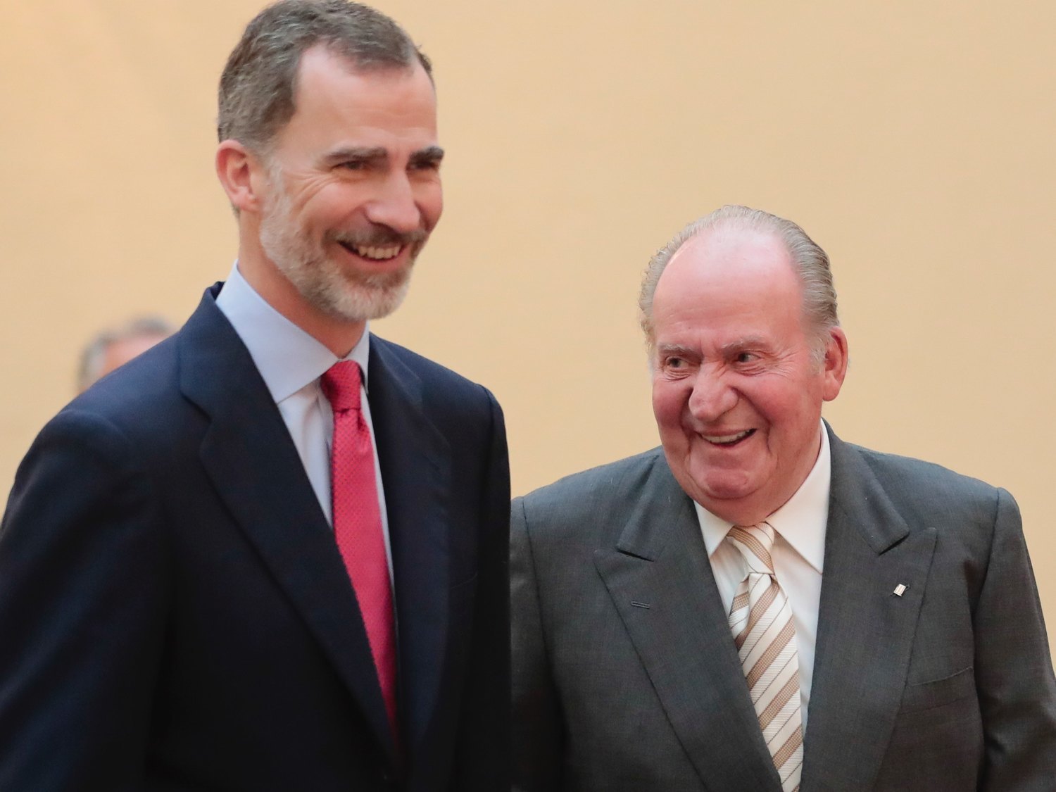 No, ni Zarzuela ni el Gobierno estudian quitarle el título de rey a don Juan Carlos