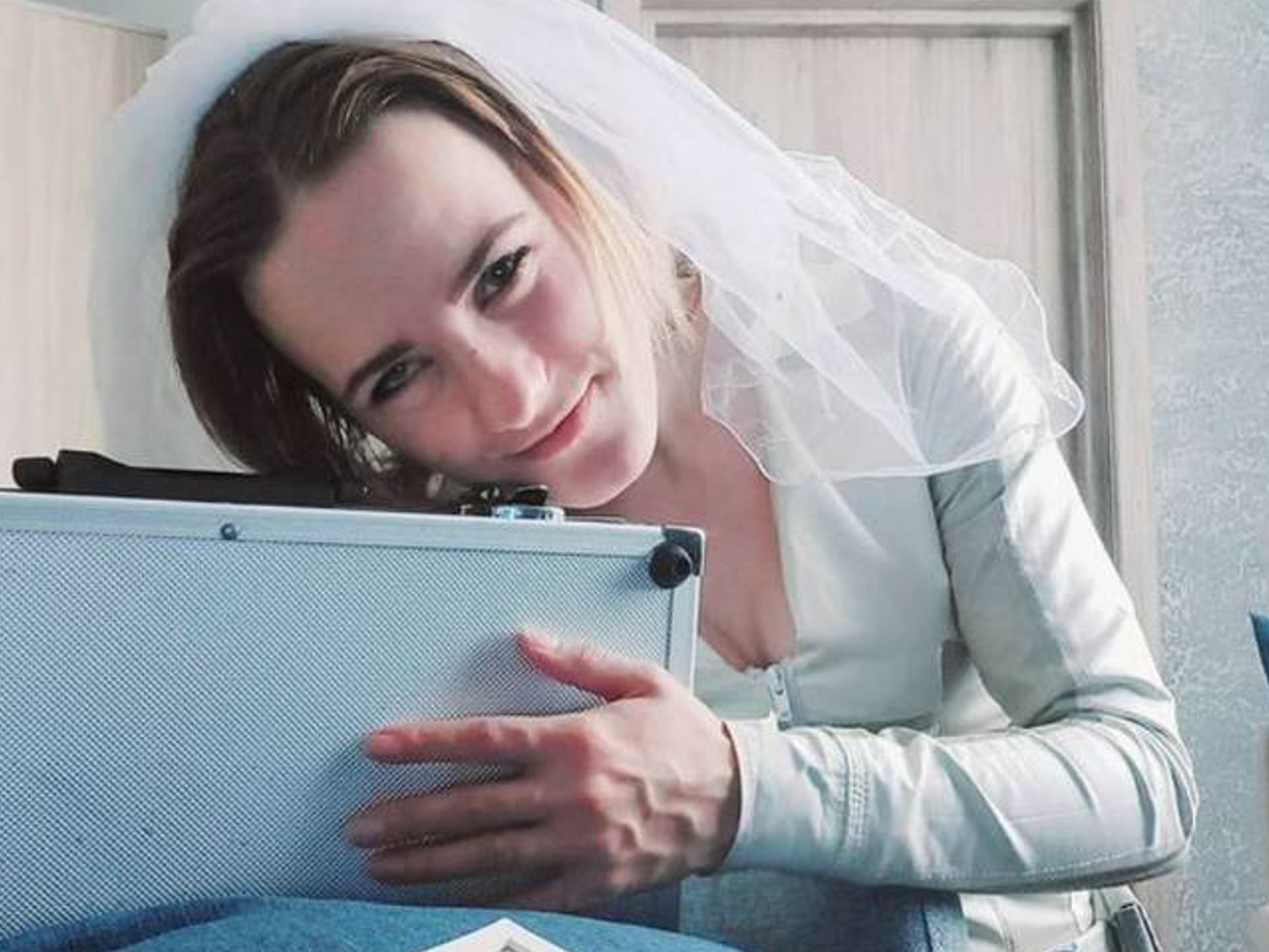 Una mujer de 24 años se casa con un maletín: "Estoy enamorada de él"