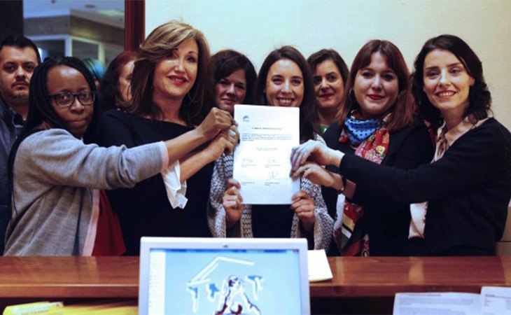 Irene Montero en 2018, junto a miembros del Grupo Parlamentario Confederal Unidos Podemos-En Comú Podem-En Marea en la presentación de la Proposición de ley sobre la protección jurídica de las personas trans