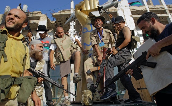 Milicianos opositores, en una mansión de Gadafi en Tripoli