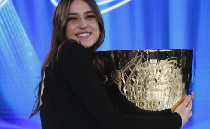 Gaia junto al trofeo de Amici 2020