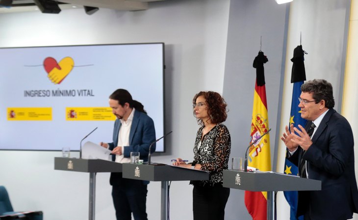 Pablo iglesias, vicepresidente segundo del Gobierno, María Jesús Montero, ministra de Hacienda, y José Luis Escrivá, ministro de Inclusión, Seguridad Social y Migraciones, en la rueda de prensa tras el Consejo de ministros que aprobó el Ingreso Mínimo Vital