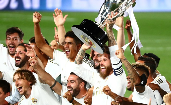 Sergio Ramos levanta la Copa y celebra junto a los jugadores Del Real Madrid que han ganado La Liga