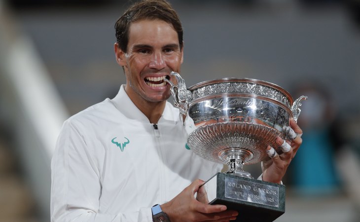 Rafa Nadal celebra su victoria en el Roland Garros mordiendo el trofeo