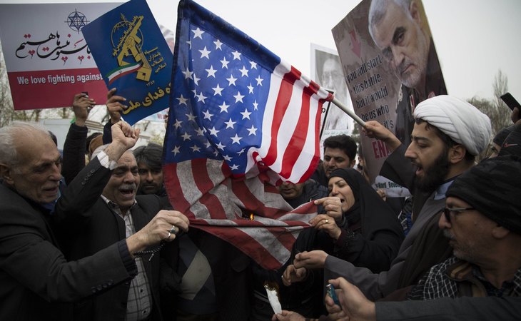 Manifestantes queman en Teherán la bandera de EEUU, responsable del asesinato del comandante iraní Qasim Soleimani