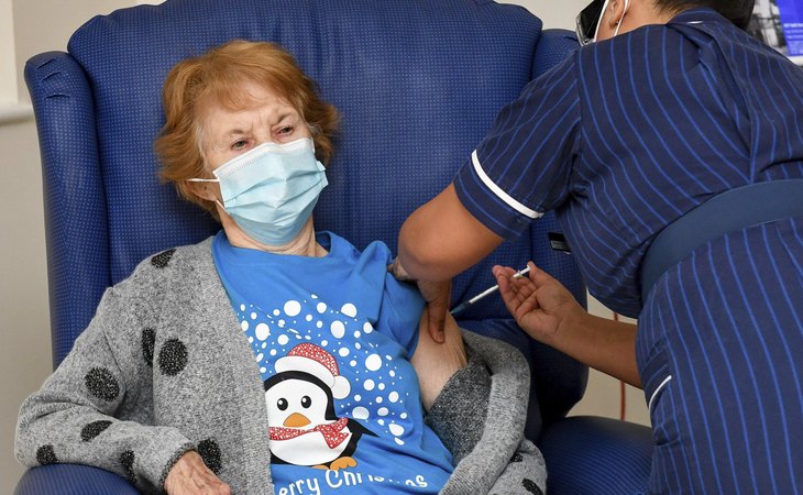 Maggie Keenan, de 90 años, primera persona en recibir la vacuna contra el coronavirus de Pfizer - BioNTech