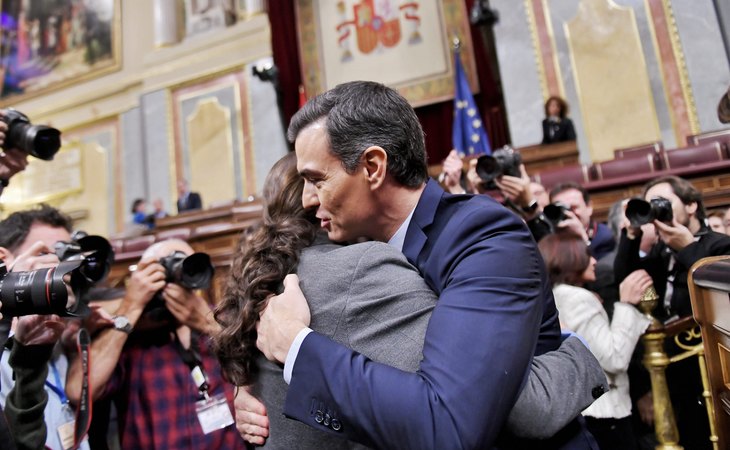 Abrazo entre Pedro Sánchez y Pablo Iglesias tras conseguir la mayoría en el Congreso para formar el primer Gobierno de coalición entre PSOE y Unidas Podemos