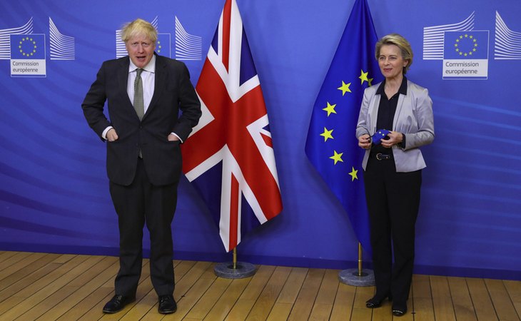 Boris Johnson, primer ministro británico; y Ursula von der Leyen, presidenta de la Comisión Europea