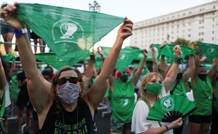 Mujeres en Argentina celebrando la legalización y despenalización del aboto