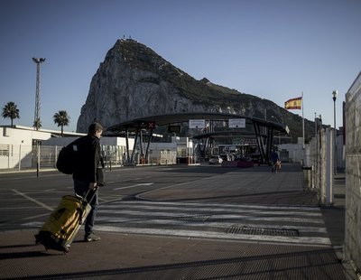Británicos con pasaporte para ir a Gibraltar y agentes españoles operando sobre el Peñón: la realidad del acuerdo