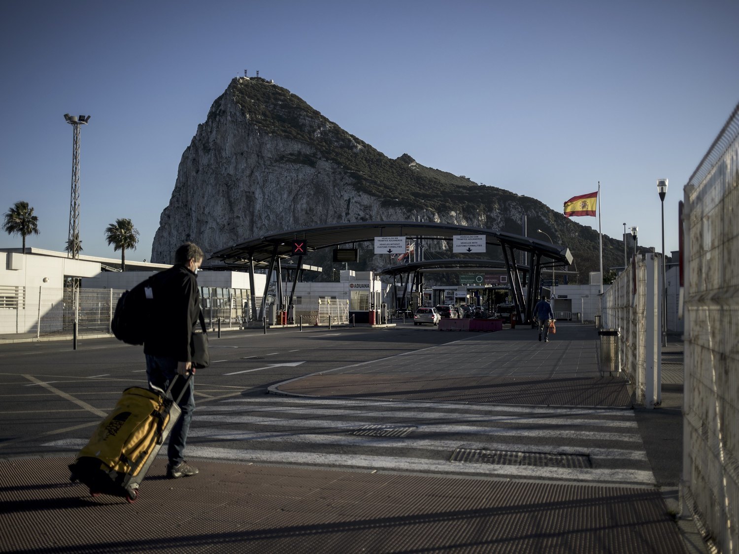 Británicos con pasaporte para ir a Gibraltar y agentes españoles operando sobre el Peñón: la realidad del acuerdo