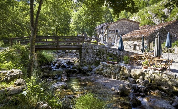 Bulnes destaca por su entorno | Turismo en Llanes