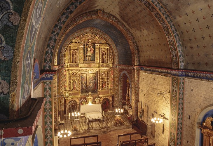 Interior de la Iglesia de Sant Cristòfol de Beget Turismo Cataluña