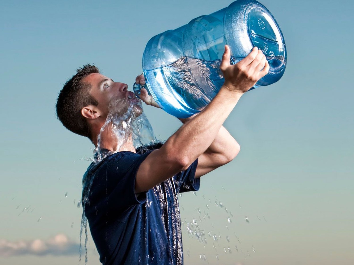 Un hombre casi muere tras beber 5 litros de agua al día pensando que le protegería ante el coronavirus