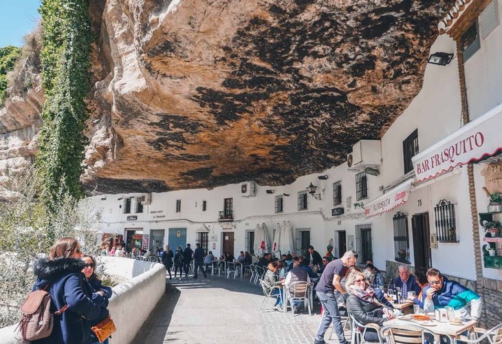 Setenil de las Bodegas, en Cádiz, destaca por sus construcciones