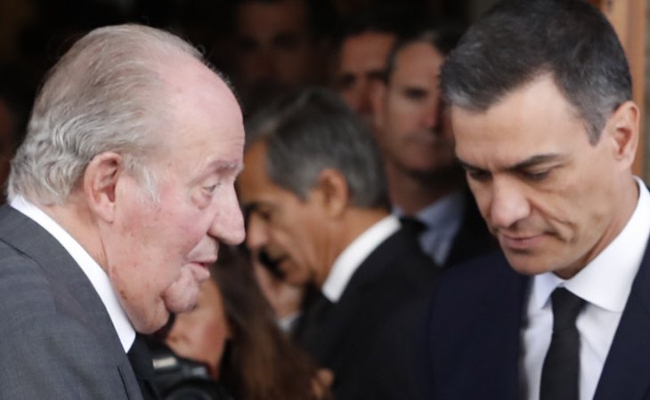 El emérito rey Juan Carlos junto al presidente del Gobierno, Pedro Sánchez