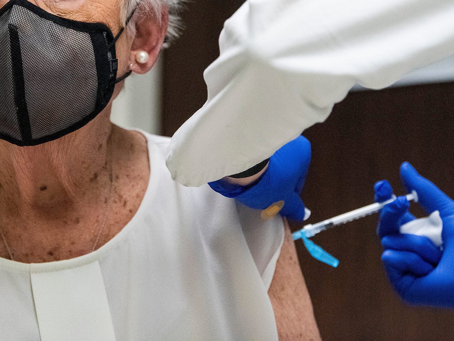 Un juez obliga por primera vez a vacuna contra el coronavirus a una anciana pese a la negativa de su familia