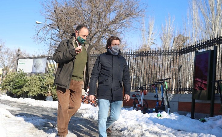 Almeida, supervisando los árboles del Retiro tras la nevada | Ayuntamiento de Madrid