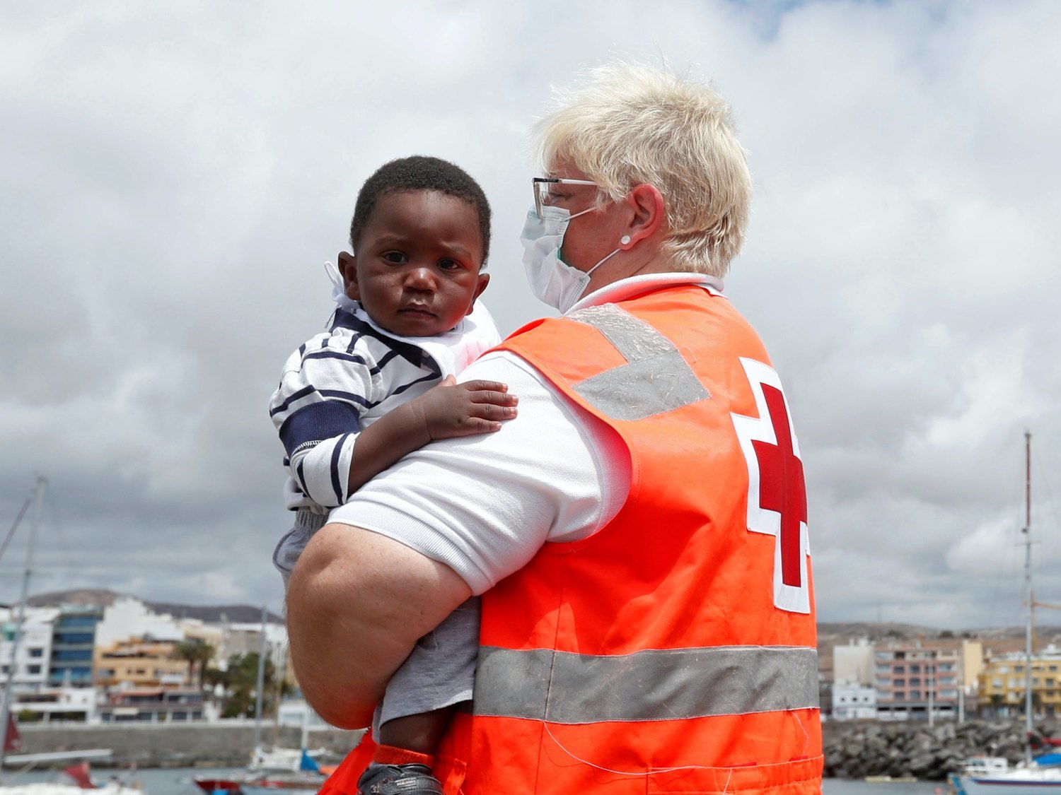 Una niña recién llegada en patera a Canarias relata que vio cómo arrojaron al mar a su hermano tras morir