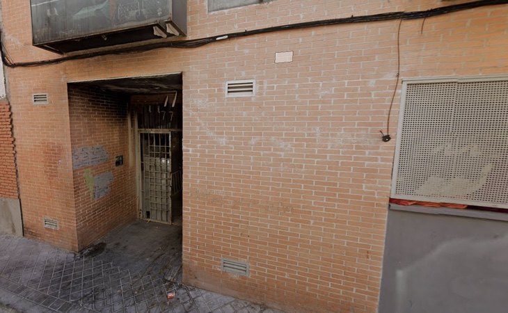 Acceso al edificio donde fue identificado el asesino de las niñas de Alcàsser