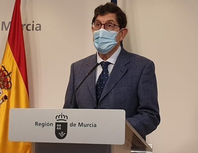 Dimite el consejero de Salud de Murcia tras colarse para vacunarse contra el coronavirus