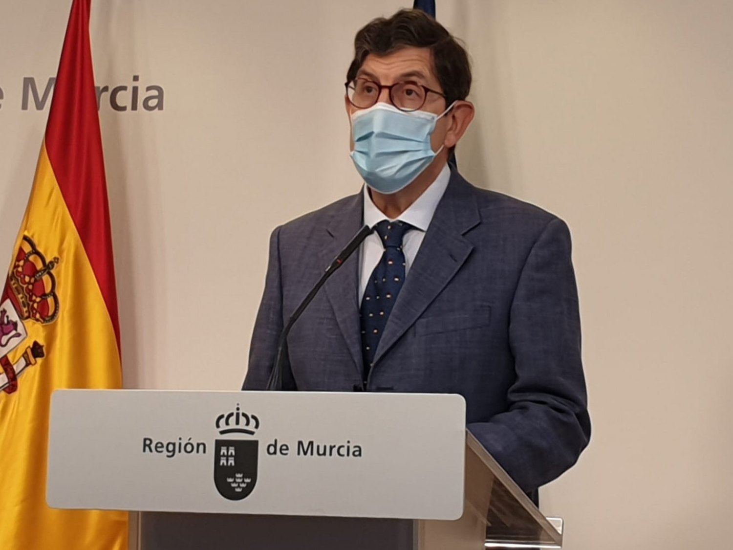 Dimite el consejero de Salud de Murcia tras colarse para vacunarse contra el coronavirus