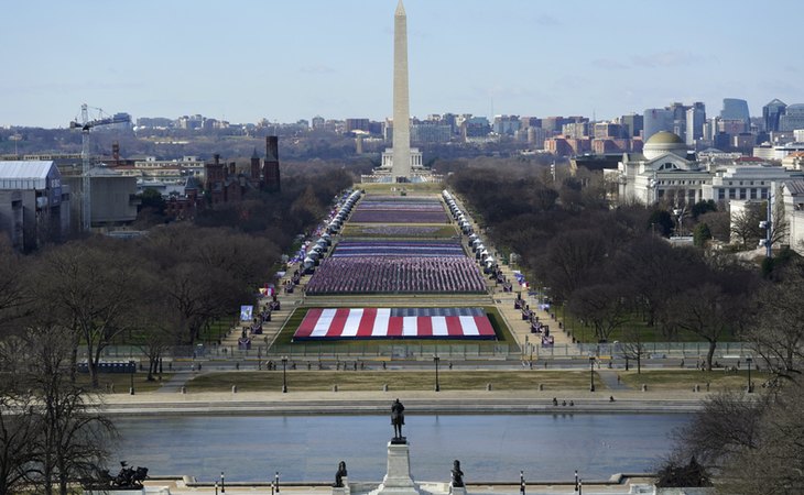 Explanada Nacional cubierta de banderas para la toma de posesión de Joe Biden