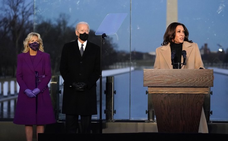 Kamala Harris, vicepresidenta de Estados Unidos, junto al presidente Joe Biden, y la primera dama, Jill Biden