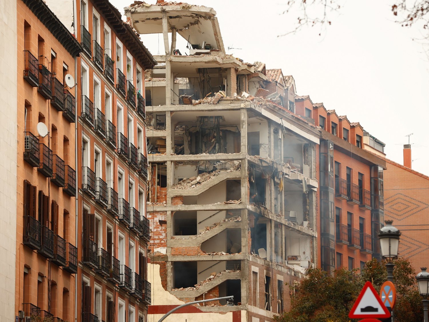 Cuatro muertos y varios heridos en una fuerte explosión en la calle Toledo de Madrid