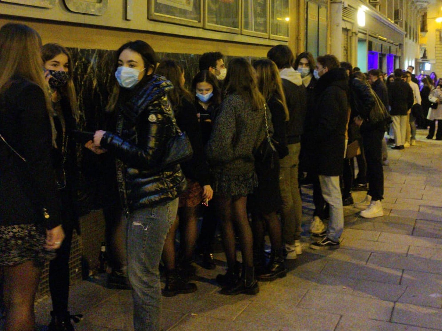 Largas colas en el Teatro Barceló tras la polémica fiesta sin medidas de seguridad
