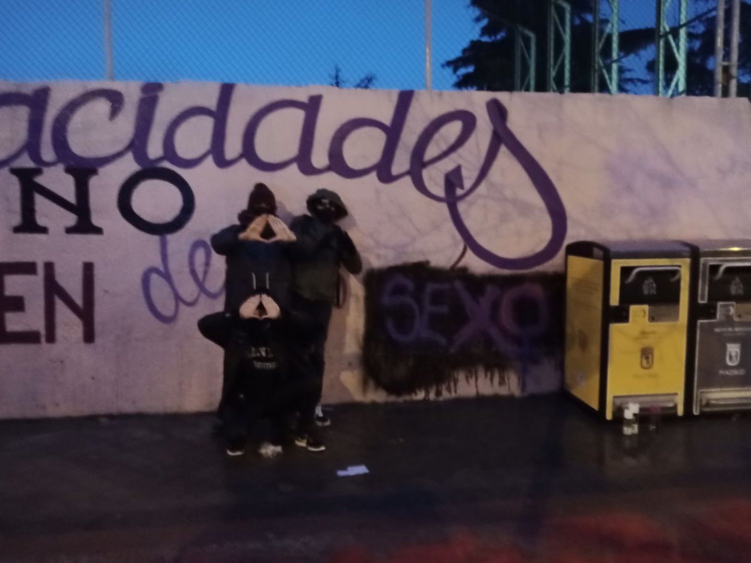 Las tránsfobas TERF se adelantan a VOX y vandalizan el mural feminista de Madrid