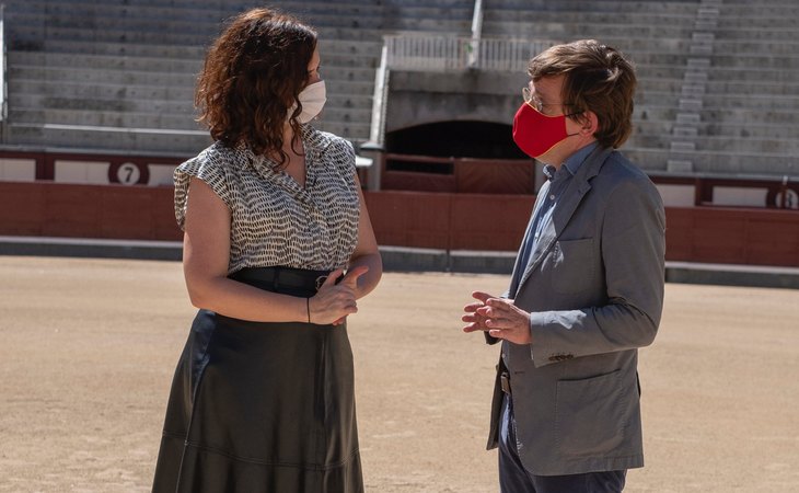 Isabel Díaz Ayuso y José Luis Martínez-Almeida en la plaza de Ventas