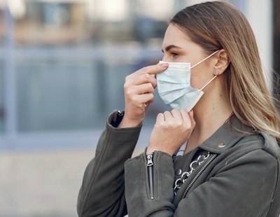 Llevar doble mascarilla es buena idea para protegerse en la tercera ola: así deberías colocarlas