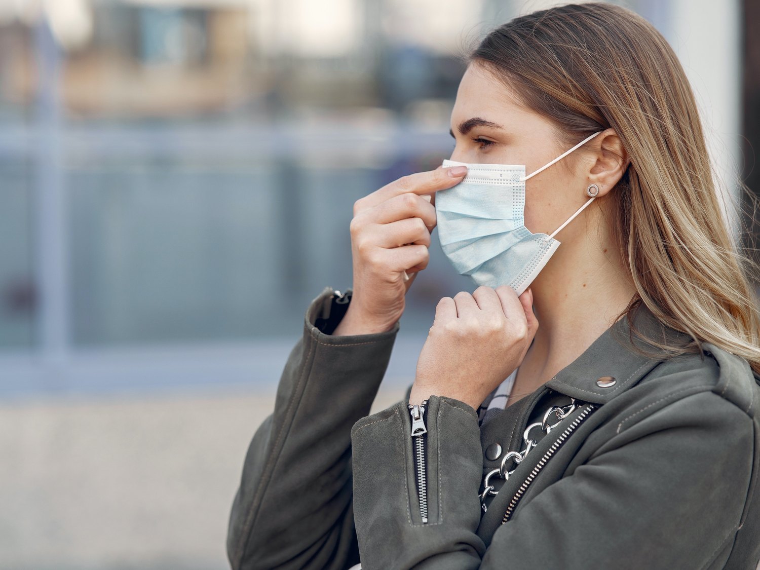 Llevar doble mascarilla es buena idea para protegerse en la tercera ola: así deberías colocarlas