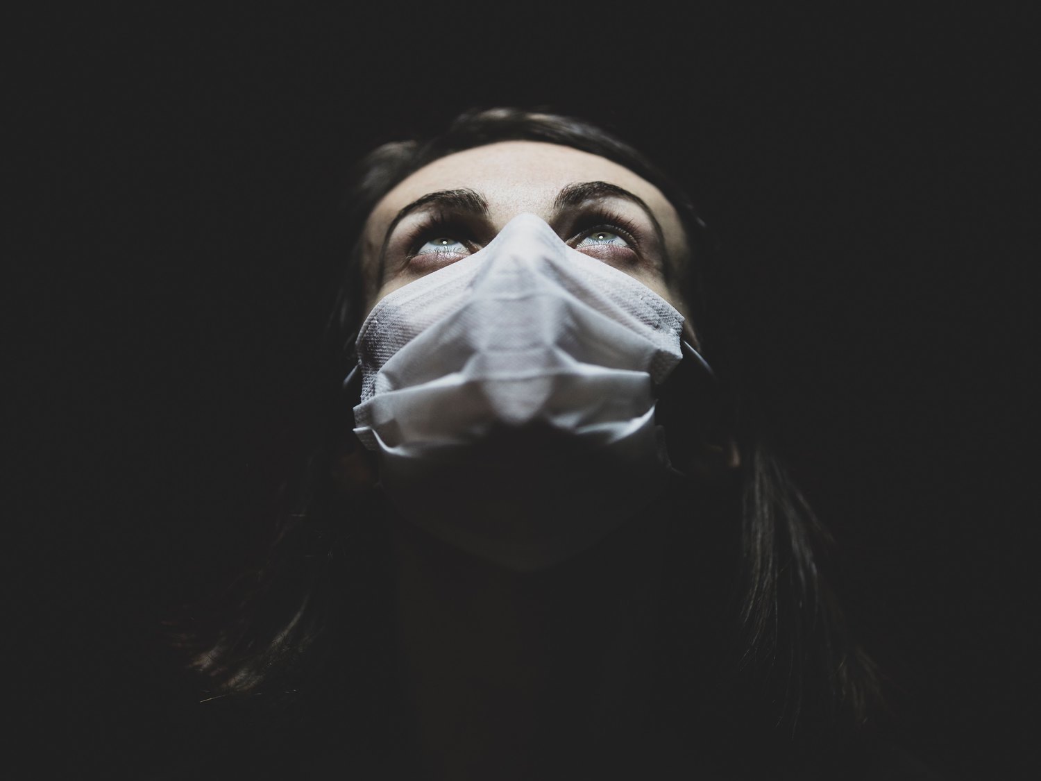 Una mujer oculta que tiene coronavirus y provoca la muerte de toda su familia