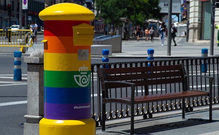 Un buzón de correos durante su campaña LGBT