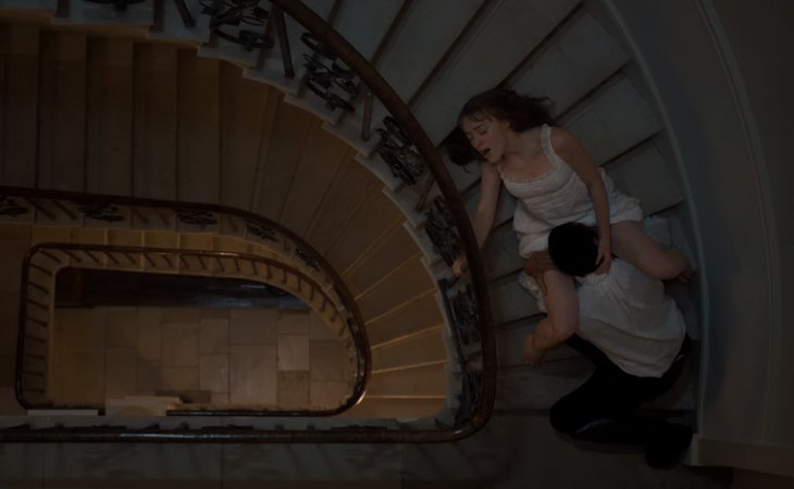 10 Daphne y Simon, sexo oral en las escaleras 