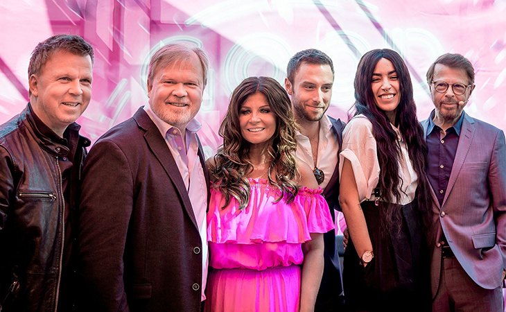 Cinco de los seis ganadores suecos en Eurovisión posan en una imagen de archivo frente al museo ABBA en Estocolmo.