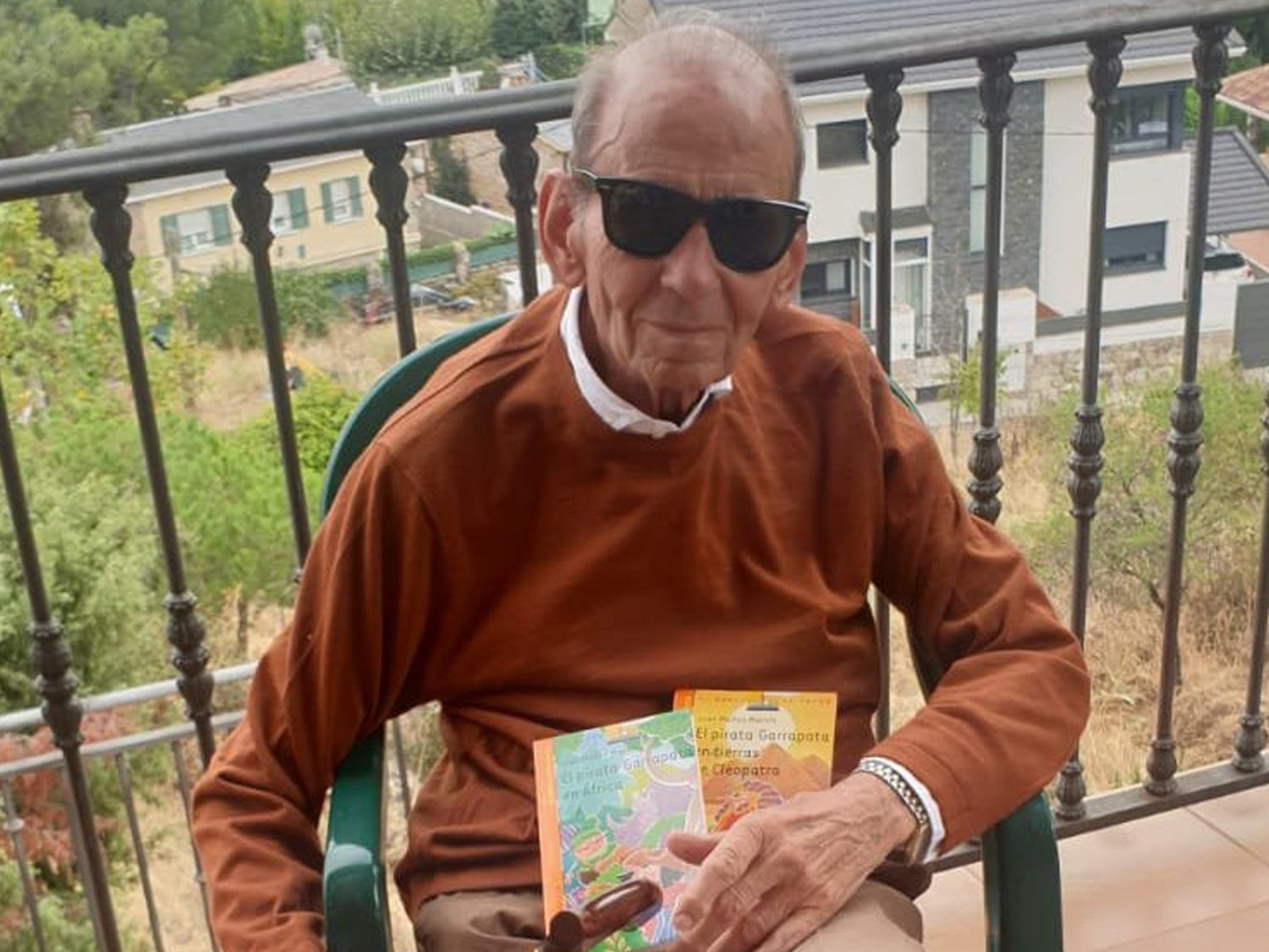 El autor de 'Fray Perico y su borrico', de 91 años, emociona con su mensaje tras recibir la vacuna