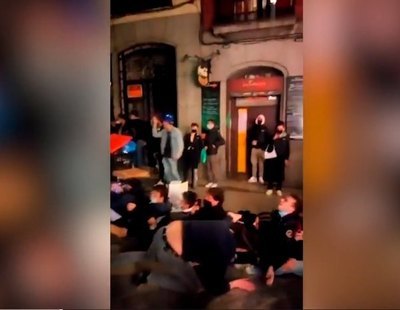 Decenas de jóvenes jugando sin mascarilla en Madrid tras el toque de queda ante la pasividad de la policía