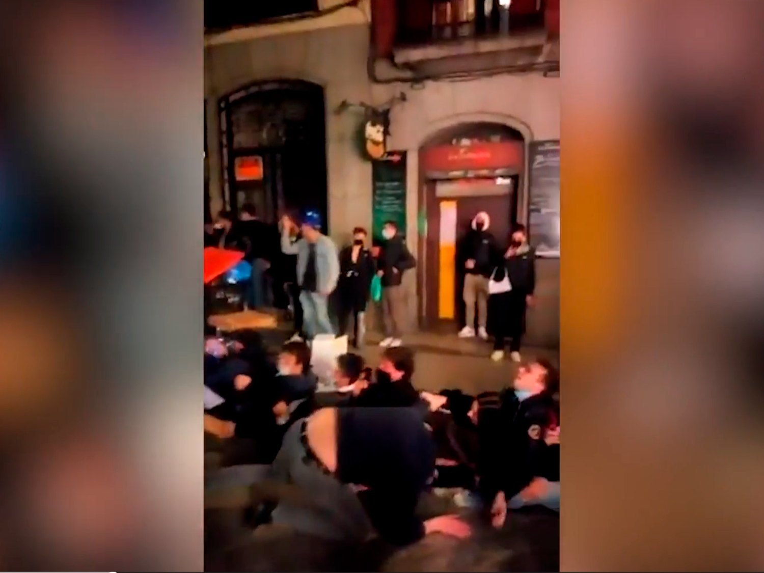 Decenas de jóvenes jugando sin mascarilla en Madrid tras el toque de queda ante la pasividad de la policía