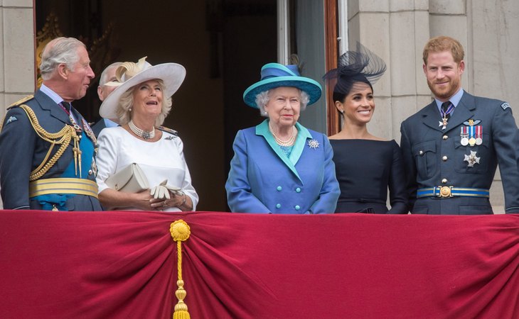 El príncipe Carlos y la duquesa de Cornualles junto a la reina Isabel II y los duques de Sussex en el balcón Buckingham palace