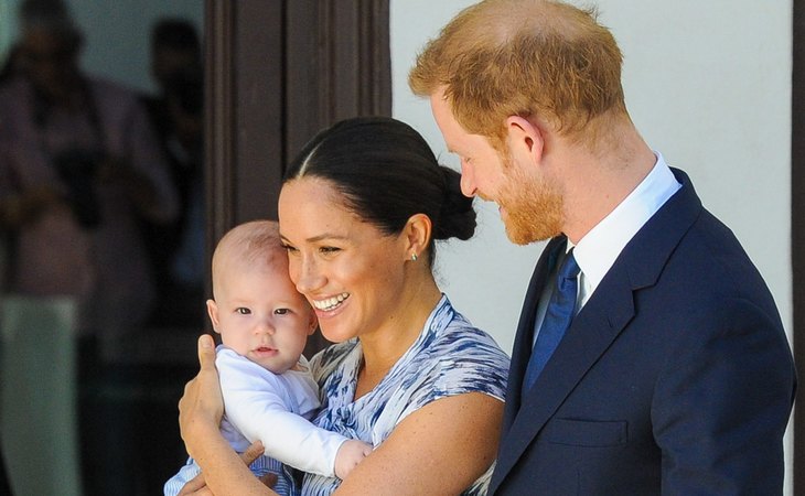 Meghan Markle y el príncipe Harry junto a su hijo Archie